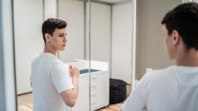 La psicología señala lo que significa que una persona hable sola y en voz alta