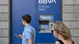 BBVA rompe a la competencia al regalar 720 euros a clientes antes de la posible unión con Sabadell