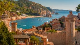 En Francia piden hacer las maletas para visitar el "paraíso azul" fortificado de España con murallas y sabor mediterráneo