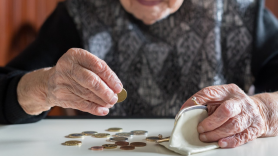 Una anciana ahorra 153.000 euros durante 15 años para la boda de su hijo y cuando va a retirar el dinero arranca la pesadilla