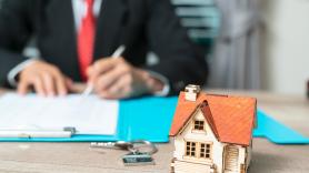 Un banco y una inmobiliaria convierten al propietario de un piso en okupa de la noche a la mañana: "Me da miedo salir a por el pan"
