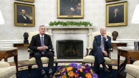 El pacto de Biden y McCarthy para elevar el techo de deuda de EE.UU pasa el primer test