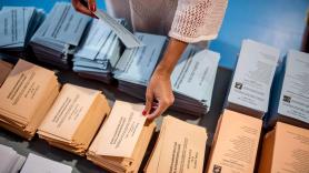 Detenidos, héroes, monjas, loros y olvidos: las anécdotas de la mañana electoral del 28M