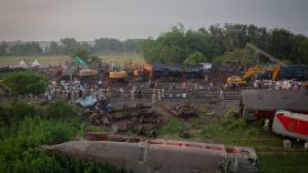 Las autoridades bajan el número de muertos y desde el gobierno indio achacan el accidente a un error de señalización