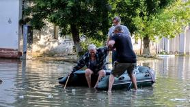Vivir (otra vez) en el infierno de Jersón: la lucha contrarreloj de los vecinos para escapar de las inundaciones