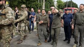 Zelenski visita Jersón para coordinar las operaciones por el desastre de la presa