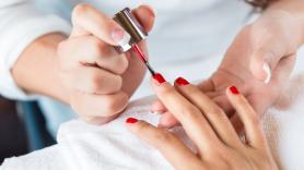 Adiós a la manicura “híbrida”: los dermatólogos avisan de graves efectos secundarios para tu piel