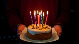 Llega con la tarta de cumpleaños de su mujer y sólo hay que mirar su cara cuando ve las velas