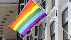 Vox se queja por colgar una bandera arcoíris por el Orgullo y su alcalde anuncia lo que hará el año que viene