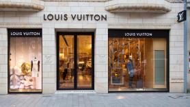 Un joven se viste así para ir a una tienda de Louis Vuitton: todo esto le pasa