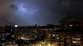 Captan la aterradora imagen de un rayo 'nube tierra' golpeando Madrid