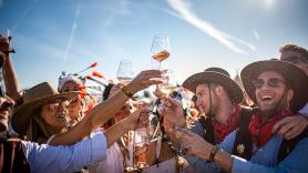 Turistas de todo el mundo acaban en el pueblo español de 1.000 habitantes con la mejor fiesta del vino