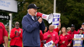 Biden hace historia: primer presidente de EEUU que se une a piquetes en huelga