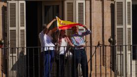 Un alcalde envía banderas de España gratis a sus vecinos