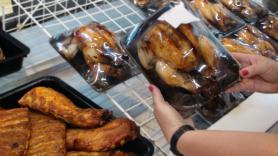 El aviso de un experto en seguridad alimentaria sobre los pollos asados envasados del súper