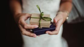El increíble regalo que una dermatóloga ha hecho a los invitados de su boda: lo nunca visto