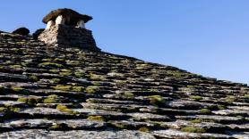 El ‘pueblo negro’ cerca de Madrid que enamora en otoño