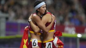 La foto que China no quiere que veas: veta el abrazo de unas atletas por una referencia a Tiananmen