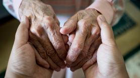 Se convierte en una de las mujeres más longevas del mundo con 111 años y enamora con su frase al despertar: "Soy feliz, ayer salí de fiesta"