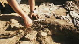 Asombro de los arqueólogos al tropezar con el misterioso anillo de oro de 500 años descubierto en el lugar más insólito en el 'pueblo desaparecido'