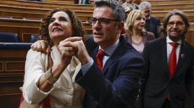 Lágrimas, alivio y todos pendientes del móvil: la otra cara de la investidura de Pedro Sánchez