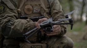 Un soldado ruso intenta defenderse de un dron a palazos y acaba herido