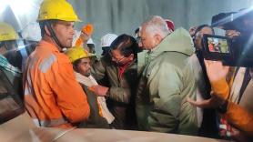 Rescatados con vida los 41 trabajadores atrapados durante 17 días en un túnel en India