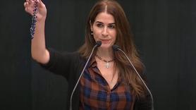 Carla Toscano, diputada de Vox, tilda a Pedro Sánchez de "psicópata" con un rosario en la mano