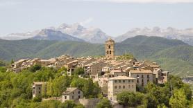 El pueblo pirenaico de Aragón aconsejable para un finde en familia: rutas de senderismo y grandes monumentos