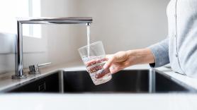 Adiós a los dos litros: una uróloga aclara la nueva cantidad de agua necesaria al día