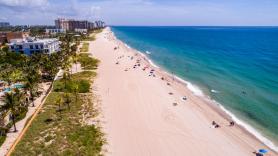 Una niña muere en Florida tras quedar enterrada en un agujero que había cavado en la playa