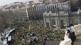 El campo exhibe su fuerza al margen de las organizaciones agrarias y toma Madrid sobre los tractores