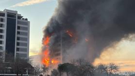 Los expertos explican por qué el fuego se ha propagado tan rápido por la fachada del edificio de Valencia