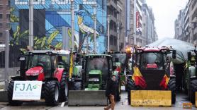 Decenas de tractores toman Bruselas en una nueva protesta durante el Consejo de Agricultura