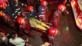 Al menos 43 muertos en el incendio de un centro comercial en la capital de Bangladesh