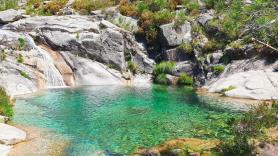 El increíble pozo de aguas turquesas escondido en un lugar remoto de la frontera de España con Portugal