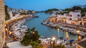 La guerra por una plaza de parking en un restaurante tailandés de Menorca acaba con pinchazos y manifestación