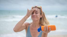 Una dermatóloga explica cuál es la cantidad idónea de crema solar que tienes que echarte este verano