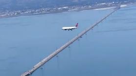La desconcertante ilusión óptica que forma este avión que sobrevuela San Francisco