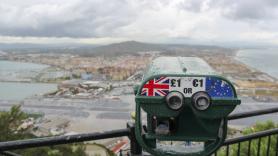 Buzos de Gibraltar y Marruecos se unen para buscar una caja de munición ante la atenta mirada de España