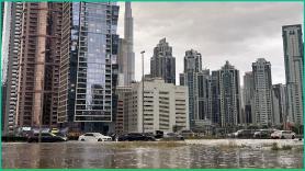 Las fuertes lluvias inundan las carreteras de Dubai