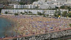 Miles de canarios protestan en todas las islas contra el turismo de masas bajo el lema 'Canarias tiene un límite'