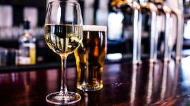 La ciencia desvela la relación de una copa de vino o cerveza con el daño cerebral