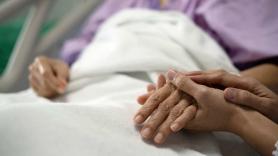 Una prestigiosa cuidadora de pacientes terminales desvela las frases más comunes que decimos antes de morir