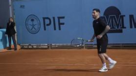 Ilia Topuria se pone a jugar al tenis, le gritan "paquete" desde la grada y así reacciona