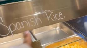 La reacción de un padre español al ver este "spanish rice" en un bufet de Estados Unidos es tremenda