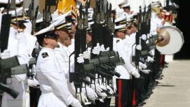 La Armada motiva a sus marineros con un cambio de uniformes