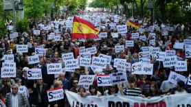 Miles de personas se manifiestan frente al Congreso en defensa de la democracia en vísperas del anuncio de Sánchez