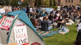 Decenas de detenidos en la Universidad de California tras irrumpir la policía en el campamento propalestino