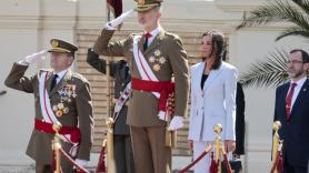 Felipe VI vuelve a jurar bandera, la primera vez que lo hace como rey, bajo la mirada de Leonor
